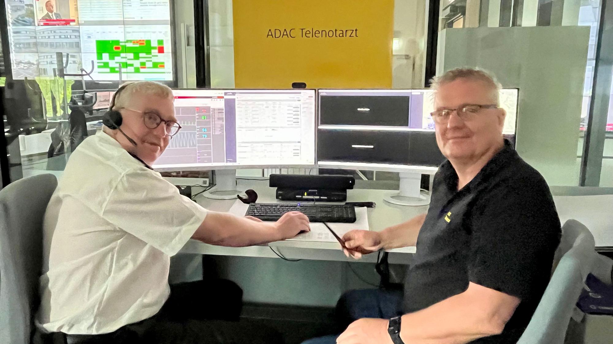 Zwei Männer an Monitoren