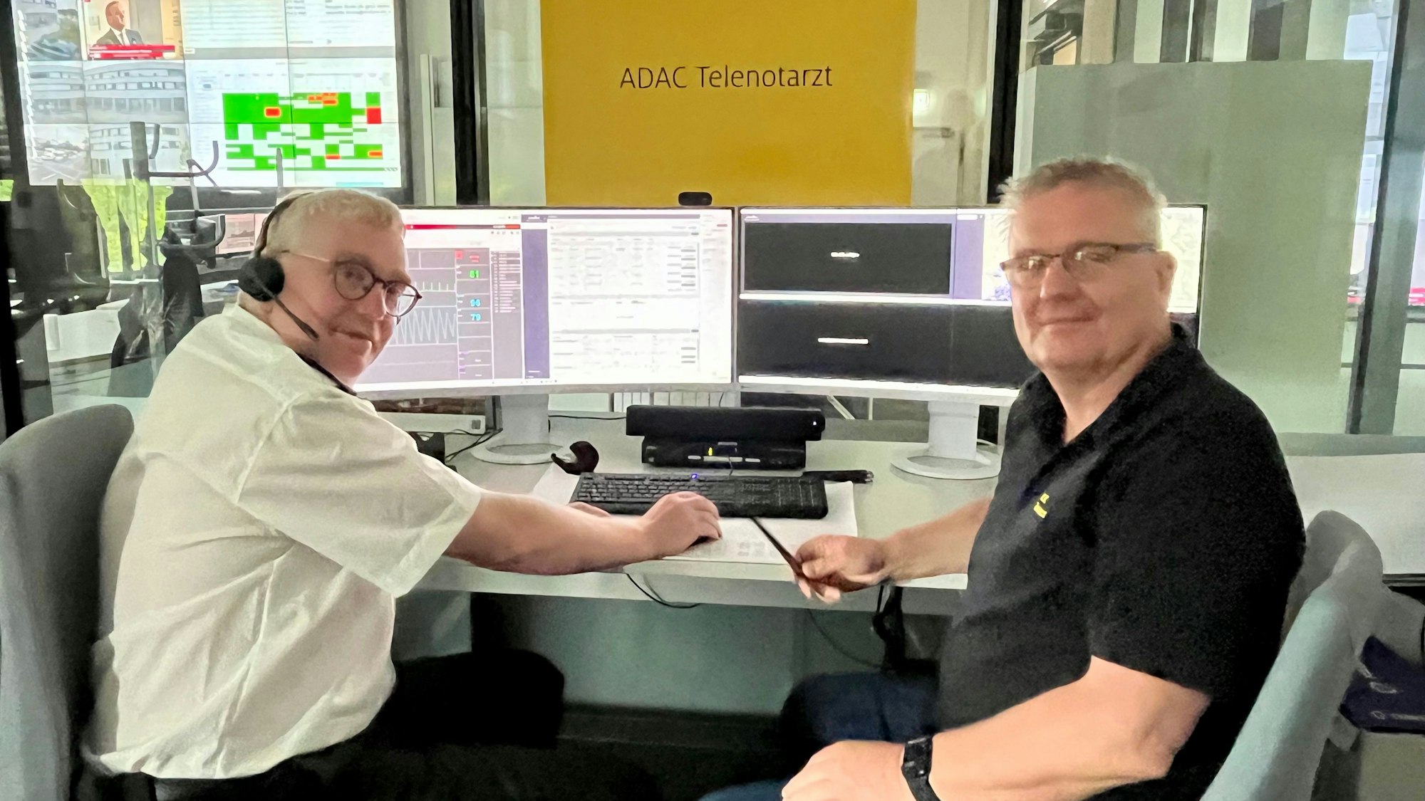 Zwei Männer an Monitoren