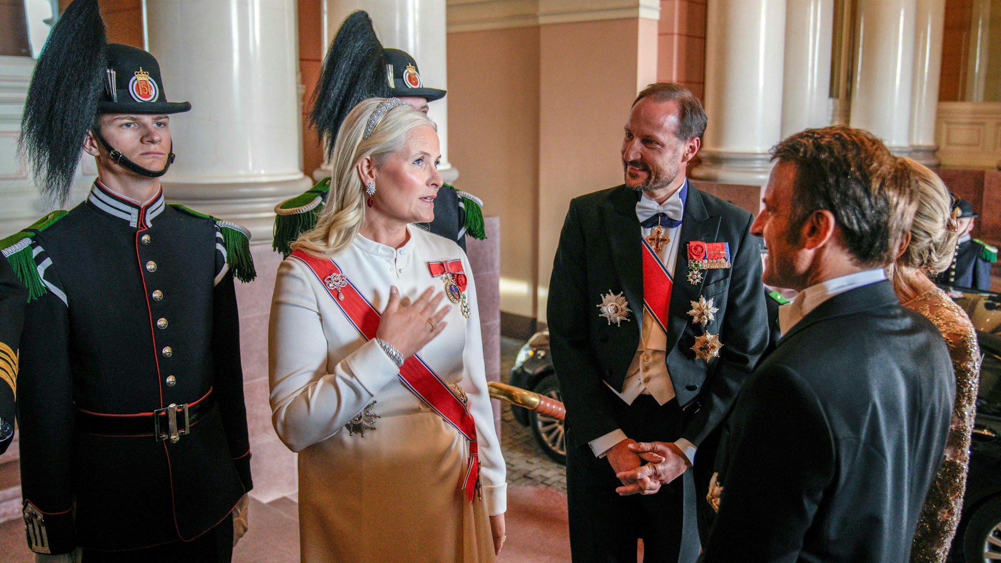 Kronprinzessin Mette-Marit und Kronprinz Haakon heißen Emmanuel und Brigitte Macron im Schloss von Oslo willkommen – Auftakt des Staatsbesuchs aus Frankreich.