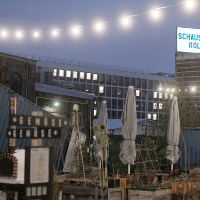 13.12.2021, Köln: Symbolfoto Schauspiel Köln, Carlsgarten. . Foto: Max Grönert