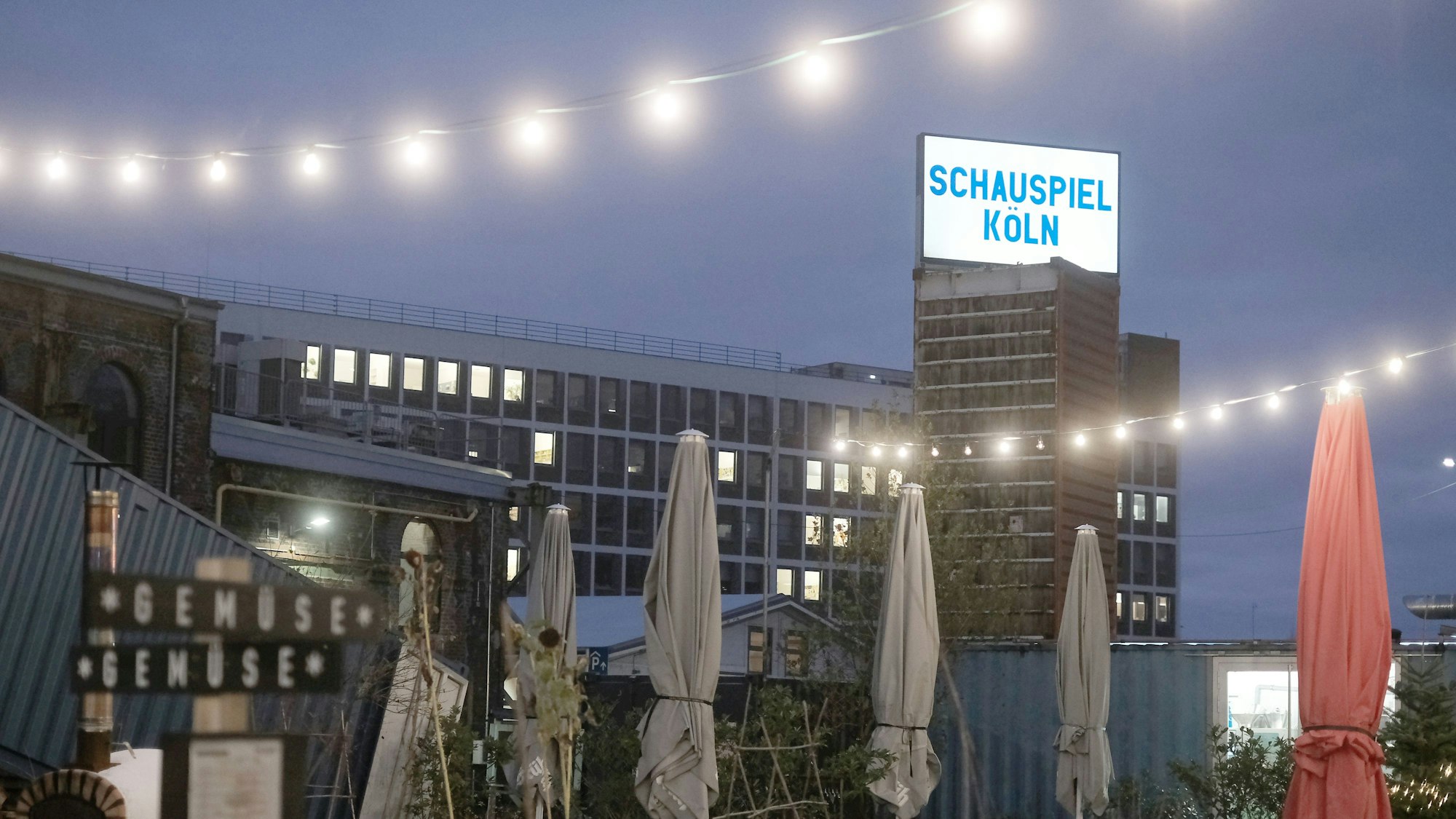 13.12.2021, Köln: Symbolfoto Schauspiel Köln, Carlsgarten. . Foto: Max Grönert