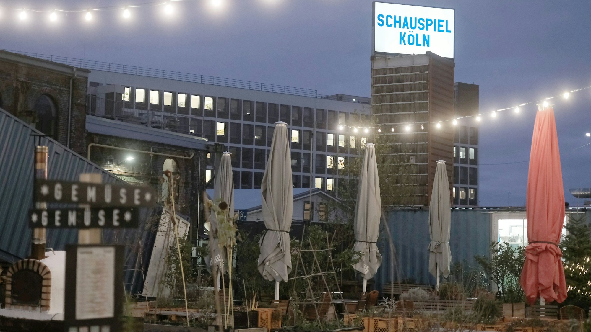 Ein Schild zeigt zum Schauspiel Köln am Carlsgarten. (Archivbild)