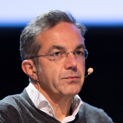 ARCHIV - 01.03.2023, Nordrhein-Westfalen, Köln: Der Schriftsteller Navid Kermani sitzt während einer Podiumsdiskussion auf der Bühne bei der Lit.Cologne im Sartory Saal in Köln. (zu dpa: «Navid Kermani kritisiert Merz wegen «Drecksarbeit»») Foto: Thomas Banneyer/dpa +++ dpa-Bildfunk +++