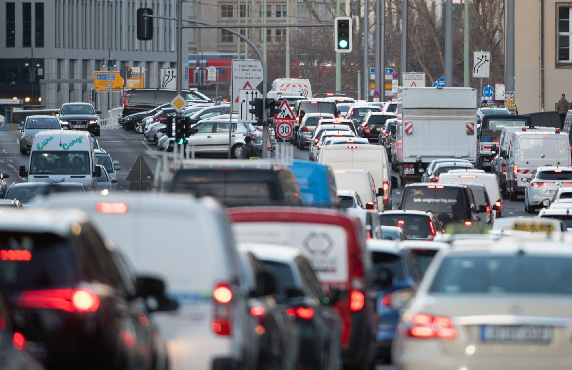 Jeder fünfte Europäer muss mit zu viel Verkehrslärm klarkommen. (Illustration)