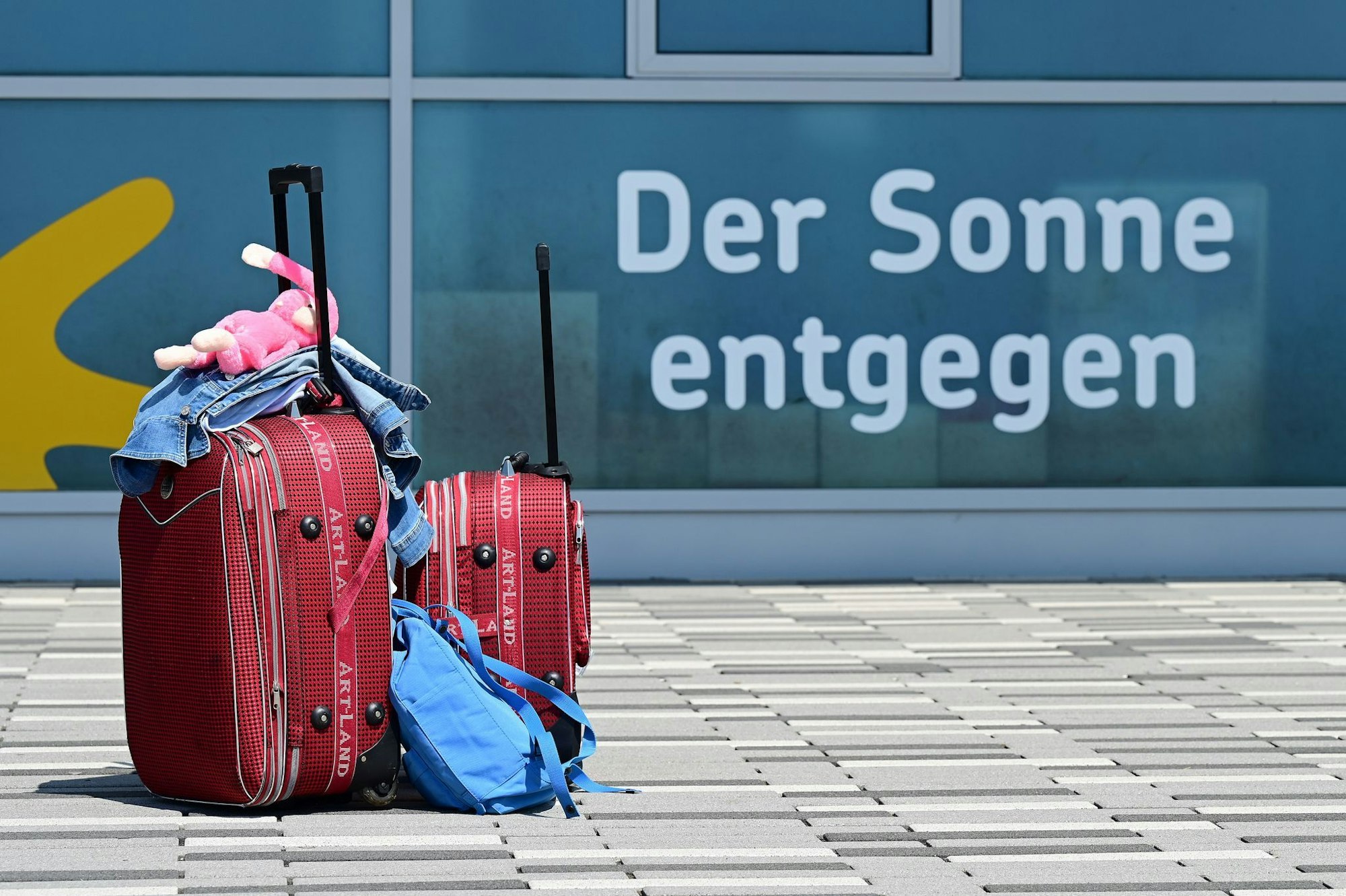 Alles drin: Mit gut gepackten Koffern geht es der Sonne entgegen.