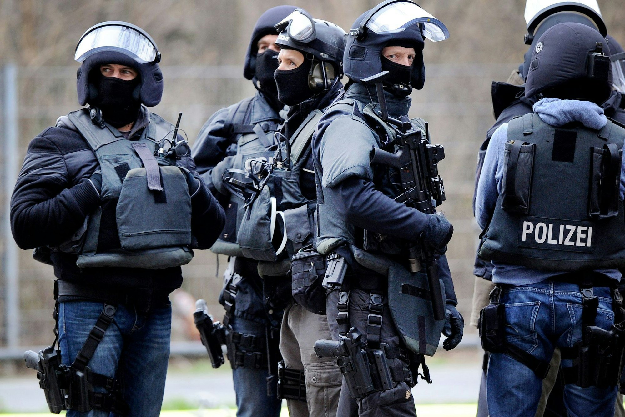 Spezialkräfte der Polizei nahmen in Köln einen mutmaßlichen Randalierer fest, der mit einer Machete unterwegs gewesen sein soll. (Symbolbild)