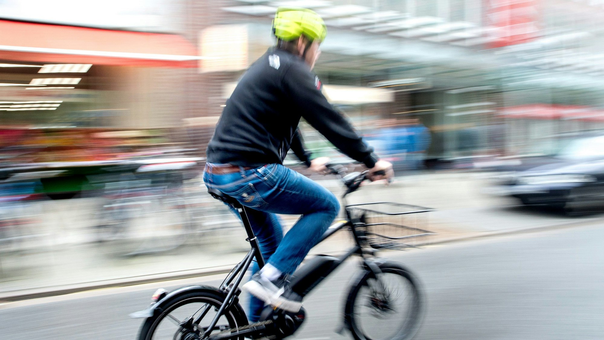 Ein Radfahrer fährt mit seinem E-Bike auf einer Fahrradstraße. (Archivbild)