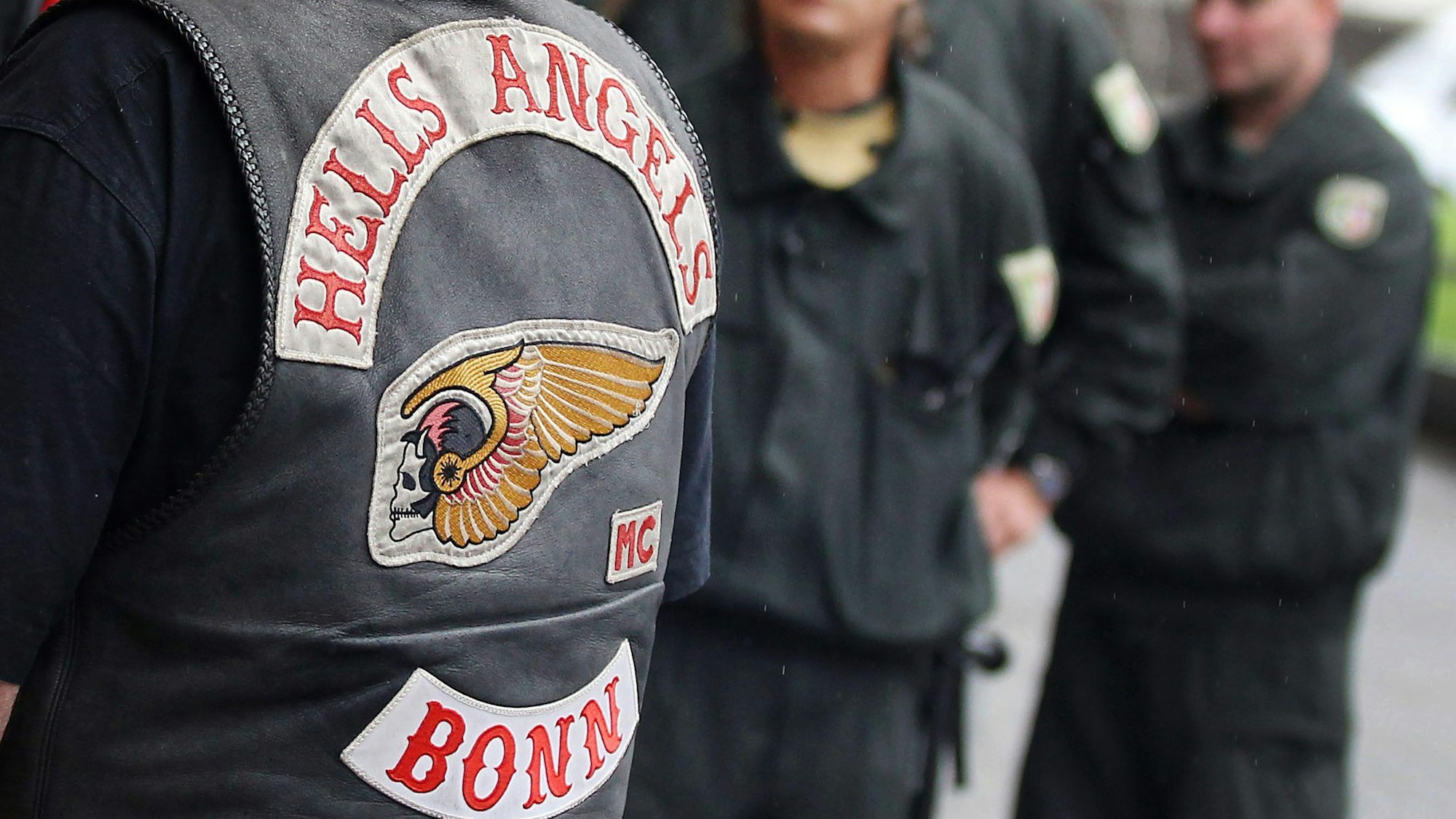 ARCHIV - 30.08.2010, Nordrhein-Westfalen, Duisburg: Ein Rocker trägt eine Kutte mit der Aufschrift "Hells Angels Bonn". Das Bundesverwaltungsgericht Leipzig verhandelt am 13.12.2018 über das Verbot des Rockerclubs «Hells Angels MC Bonn». Foto: Oliver Berg/dpa +++ dpa-Bildfunk +++