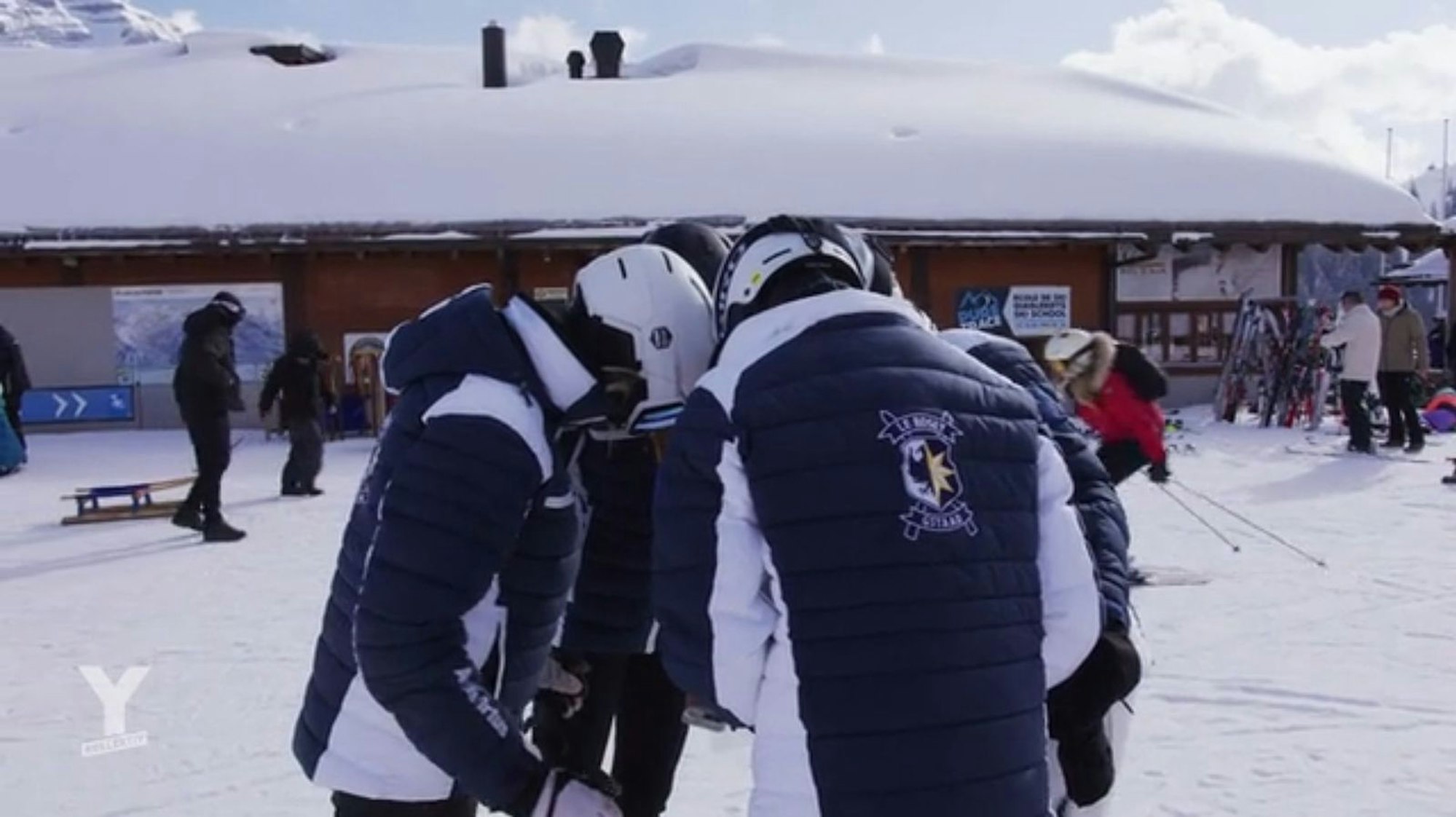 Skifahren gehört im Winter zum Schulalltag in Le Rosey. Die Schüler müssen sich aus Sicherheitsgründen alle 30 Minuten bei ihrer Lehrkraft melden. (Bild: ARD)