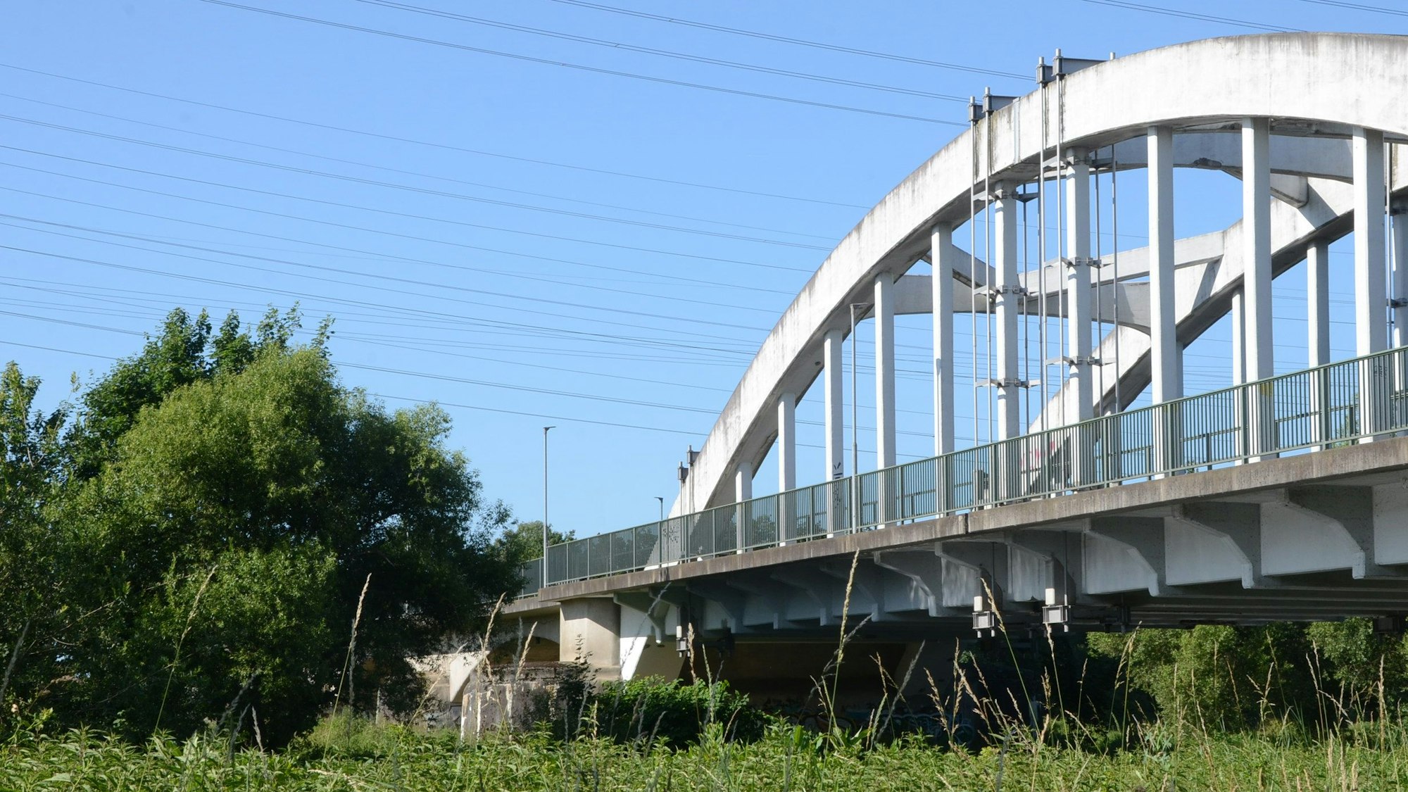 Fast 19 Jahre nach der Sperrung für Fahrzeuge mit mehr als 14 Tonnen Gewicht ist die Melanbogenbrücke zwischen Sankt Augustin-Menden und Troisdorf-Friedrich-Wilhelms-Hütte immer noch nicht ersetzt worden.