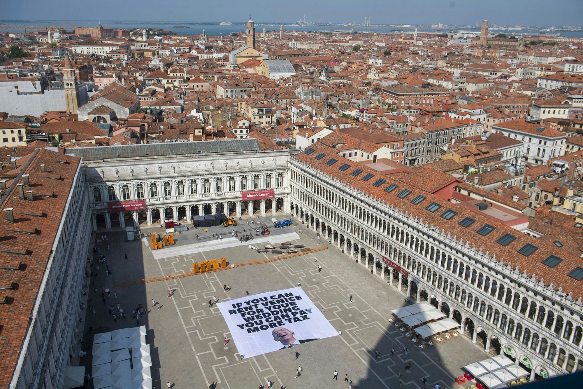 Greenpeace protestiert mit einem großen Transparent auf dem Markusplatz in Venedig gegen die Bezos-Hochzeit.