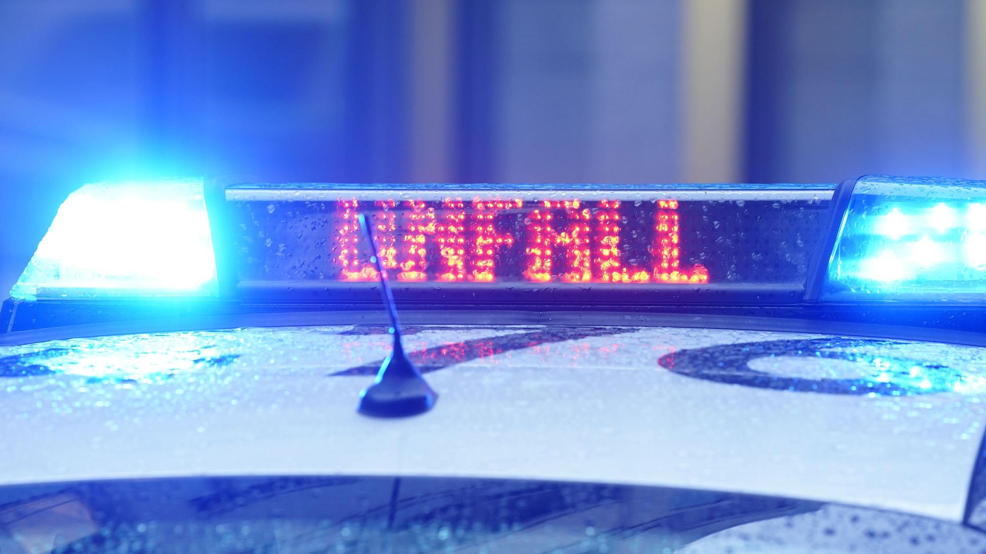 Der Schriftzug "Unfall" ist neben dem Blaulicht auf dem Dach eines Polizeiautos zu lesen. Foto: Marcus Brandt/dpa
