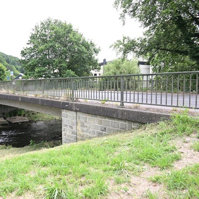 Die Sülzbrücke in Lehmbach, im Norden Rösraths, ist marode. Für den geplanten Neubau fordern Rösrather Vertreter mehr Hochwasser-Vorsorge.
