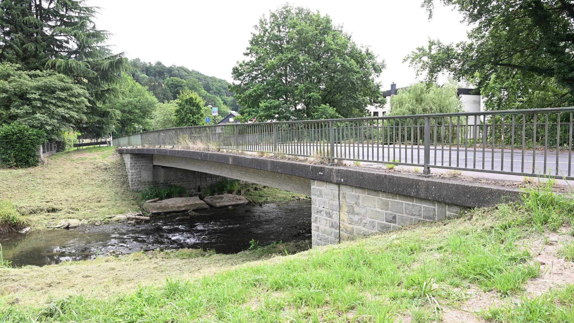Die Sülzbrücke in Lehmbach, im Norden Rösraths, ist marode. Für den geplanten Neubau fordern Rösrather Vertreter mehr Hochwasser-Vorsorge.