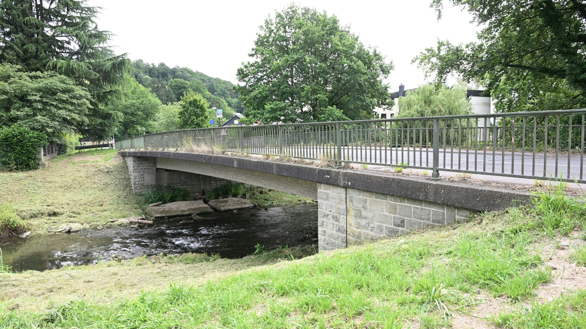 Die Sülzbrücke in Lehmbach, im Norden Rösraths, ist marode. Für den geplanten Neubau fordern Rösrather Vertreter mehr Hochwasser-Vorsorge.