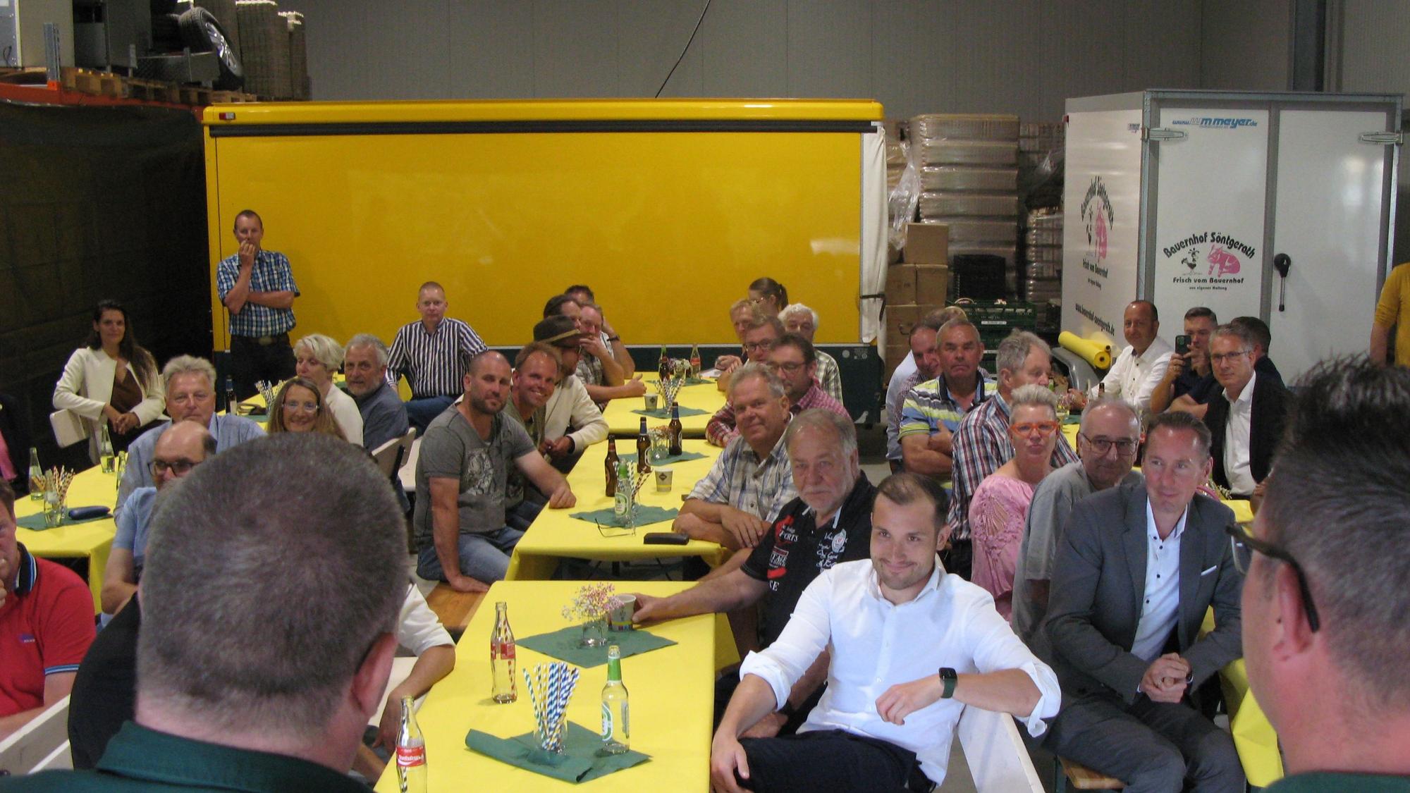 Vor einem Rundgang über den Hof sprachen die Gastgeber und Besucher über die Situation der Landwirte im Rhein-Sieg-Kreis.