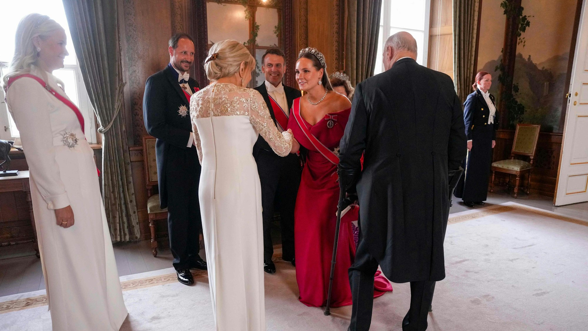 Empfang im Königlichen Schloss: Präsident Emmanuel Macron und Ehefrau Brigitte werden am 23. Juni 2025 im Vogelzimmer von Kronprinzessin Mette-Marit, Kronprinz Haakon, Prinzessin Ingrid Alexandra und König Harald V. herzlich willkommen geheißen.