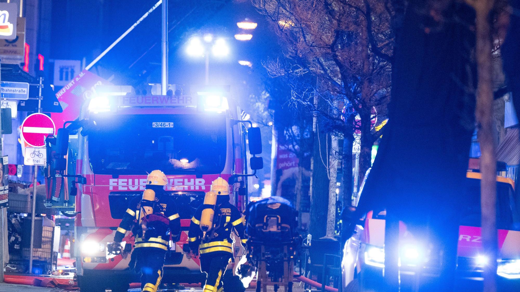 Mit einem Großaufgebot war die Feuerwehr bei dem Brand eines Fachwerkhauses in Wermelskirchen (Symbolfoto).