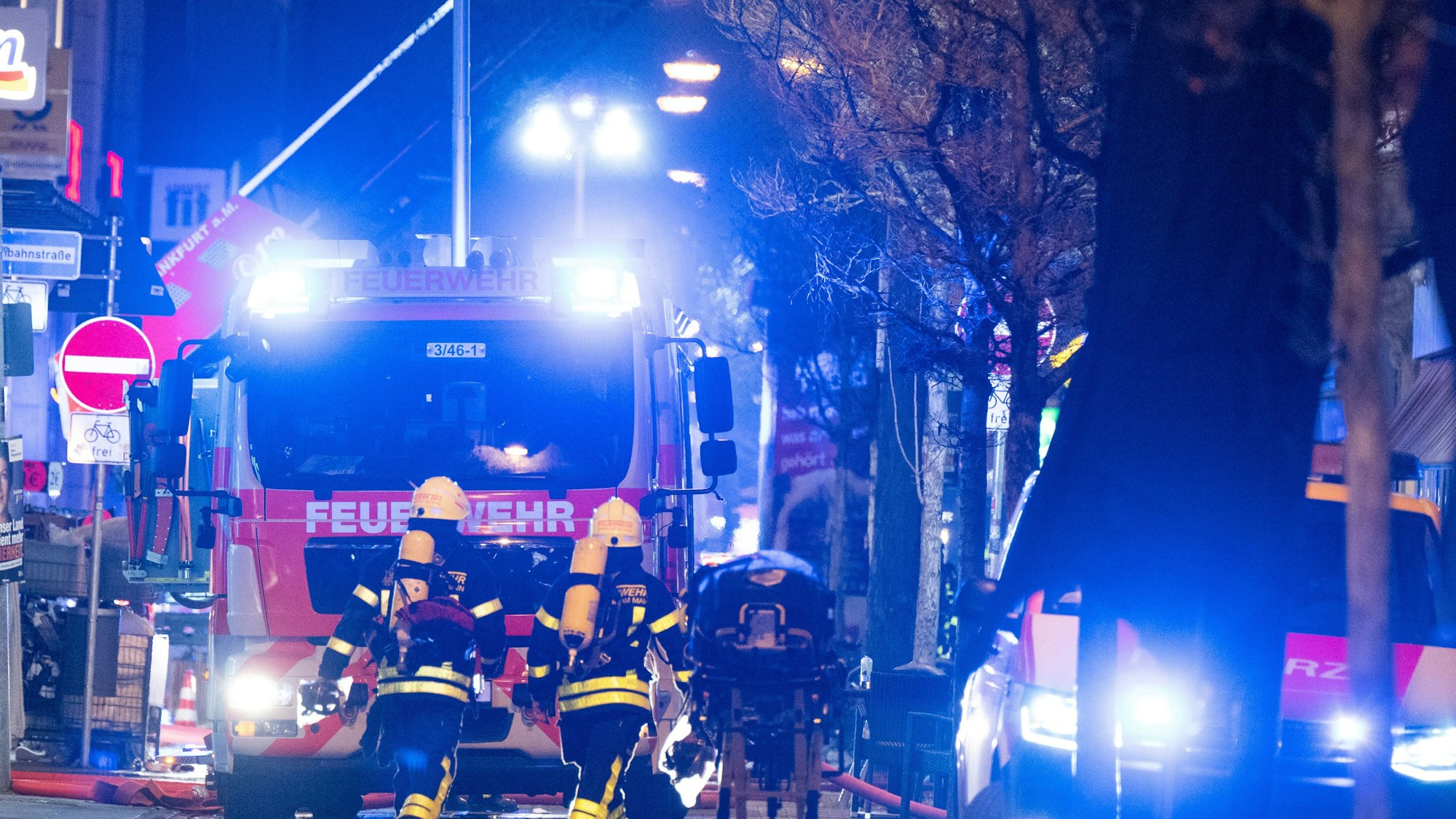 Mit einem Großaufgebot war die Feuerwehr bei dem Brand eines Fachwerkhauses in Wermelskirchen (Symbolfoto).
