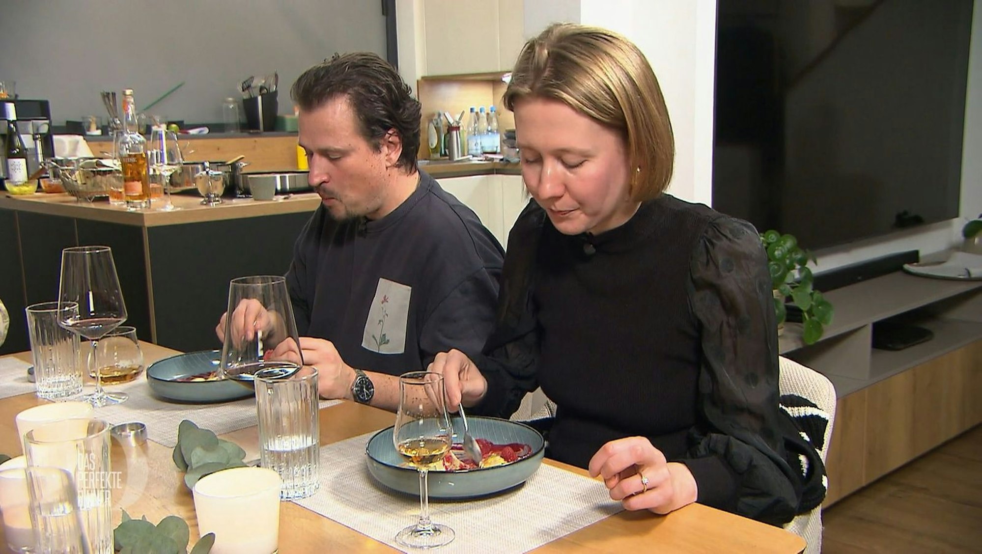 Heikos Dessert macht Theresa und Mato glücklich. (Bild: RTL)