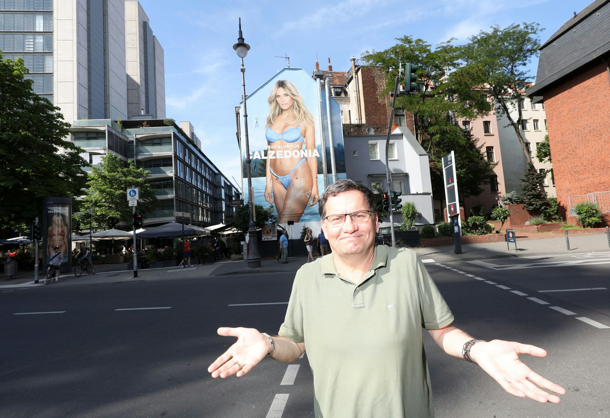 20.06.2025, Köln: 100 Ideen für Köln: Comedian Moritz Netenjakob schlägt Kölner Themen statt Heidi Klum für Werbebanden vor. Foto: Arton Krasniqi