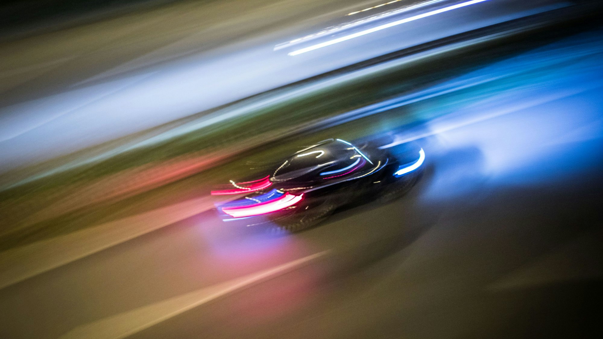 Ein Auto befährt eine Straße in der Nacht.