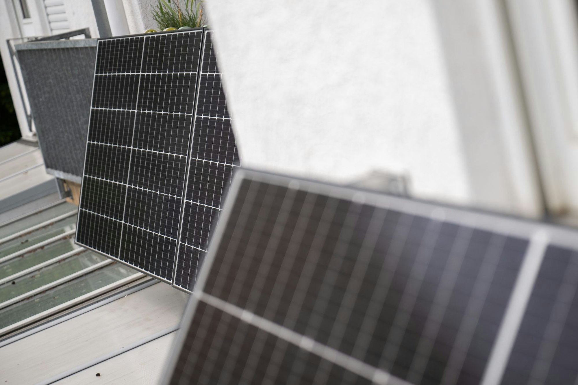 Steckersolargeräte im Aufwind: Die Zahl installierter Balkonkraftwerke in Deutschland hat 2025 die Marke von einer Million geknackt.