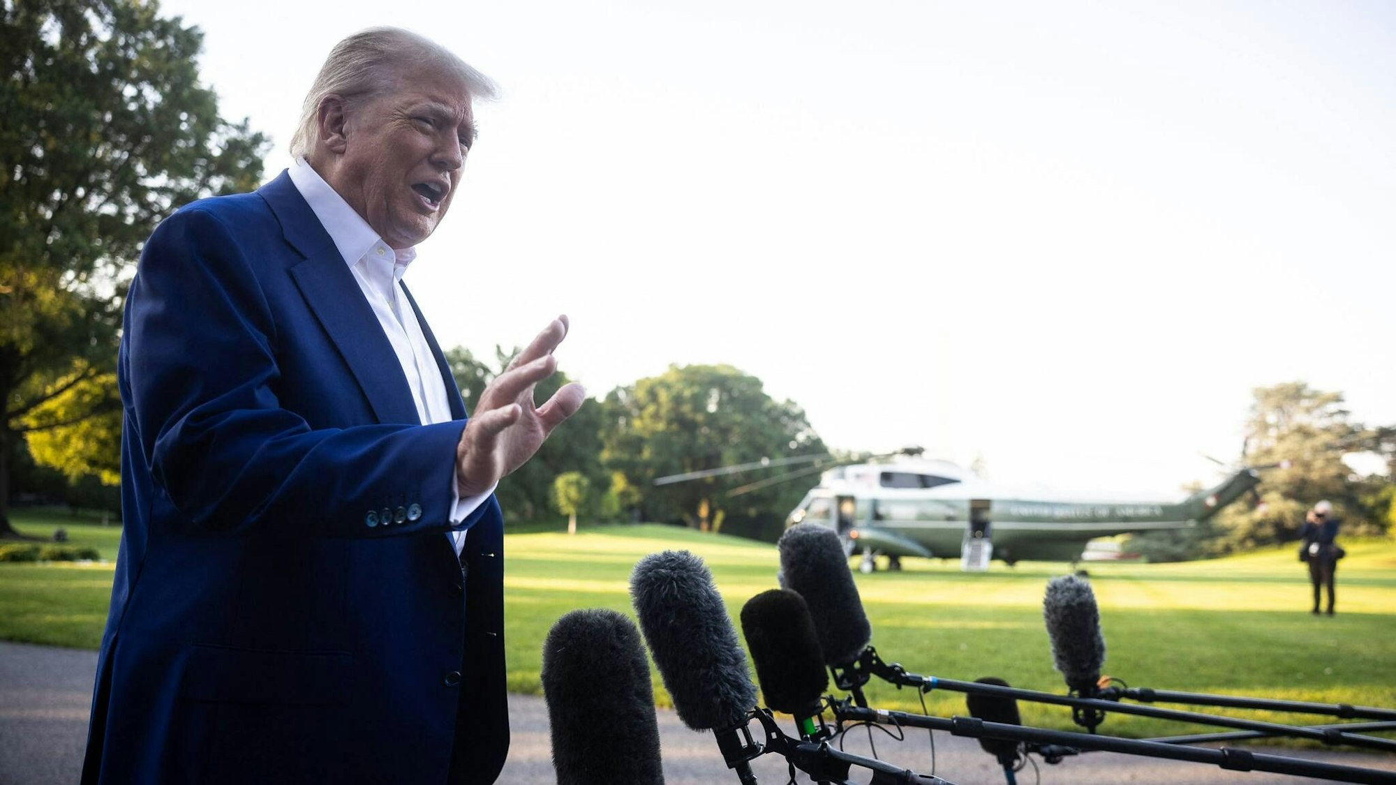 Wütend vor dem Weißen Haus: Vor seinem Abflug Richtung Europa kritisierte Donald Trump am Dienstagmorgen Israel und den Iran scharf. /Pool/ABACA
