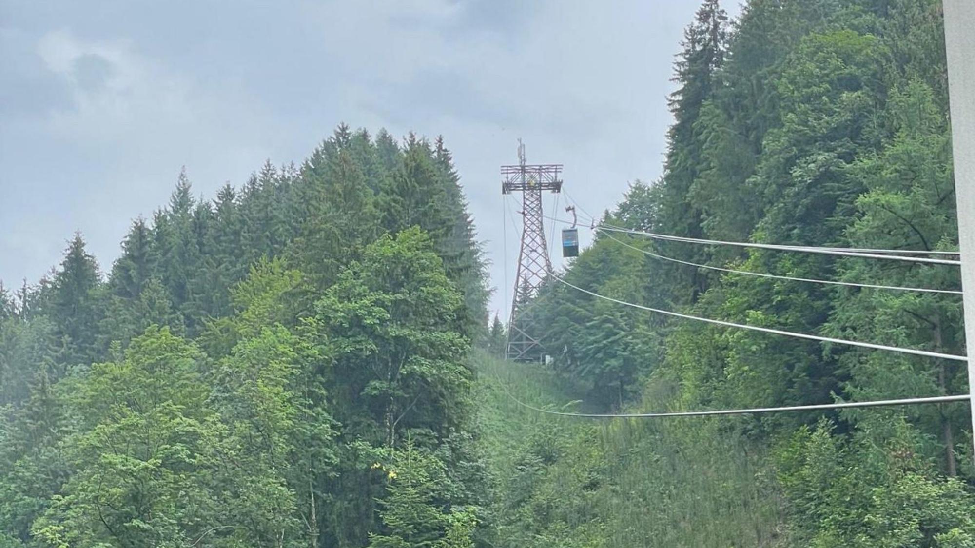 Das Handout Bild zeigt Sturmschäden an einer Seilbahn.