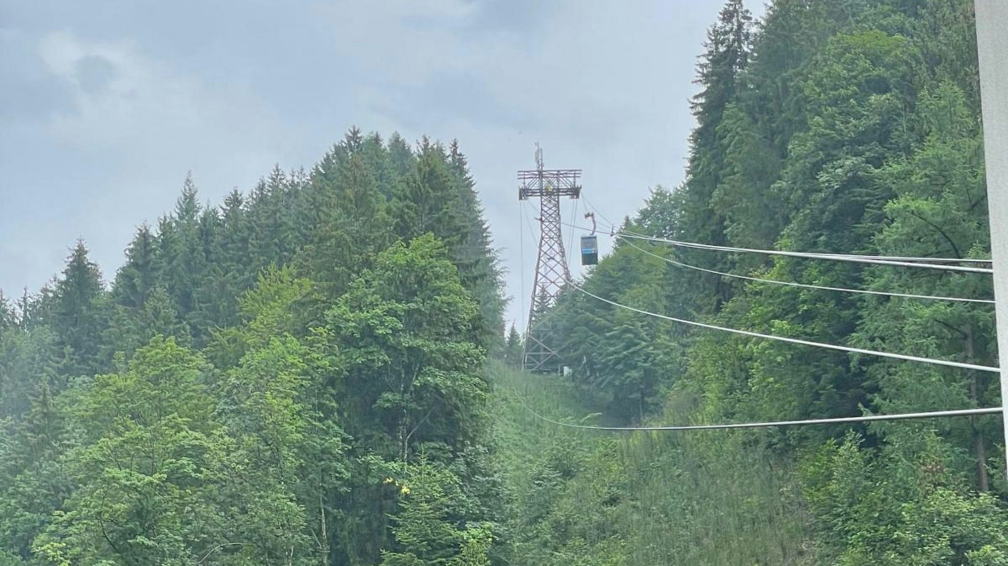 Das Handout Bild zeigt Sturmschäden an einer Seilbahn.