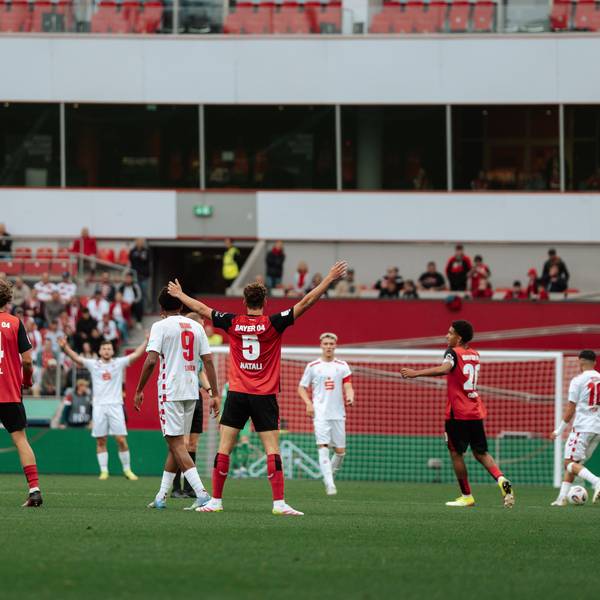 Leverkusens Andrea Natali (m.) im Finale der U19-Meisterschaft gegen den 1. FC Köln