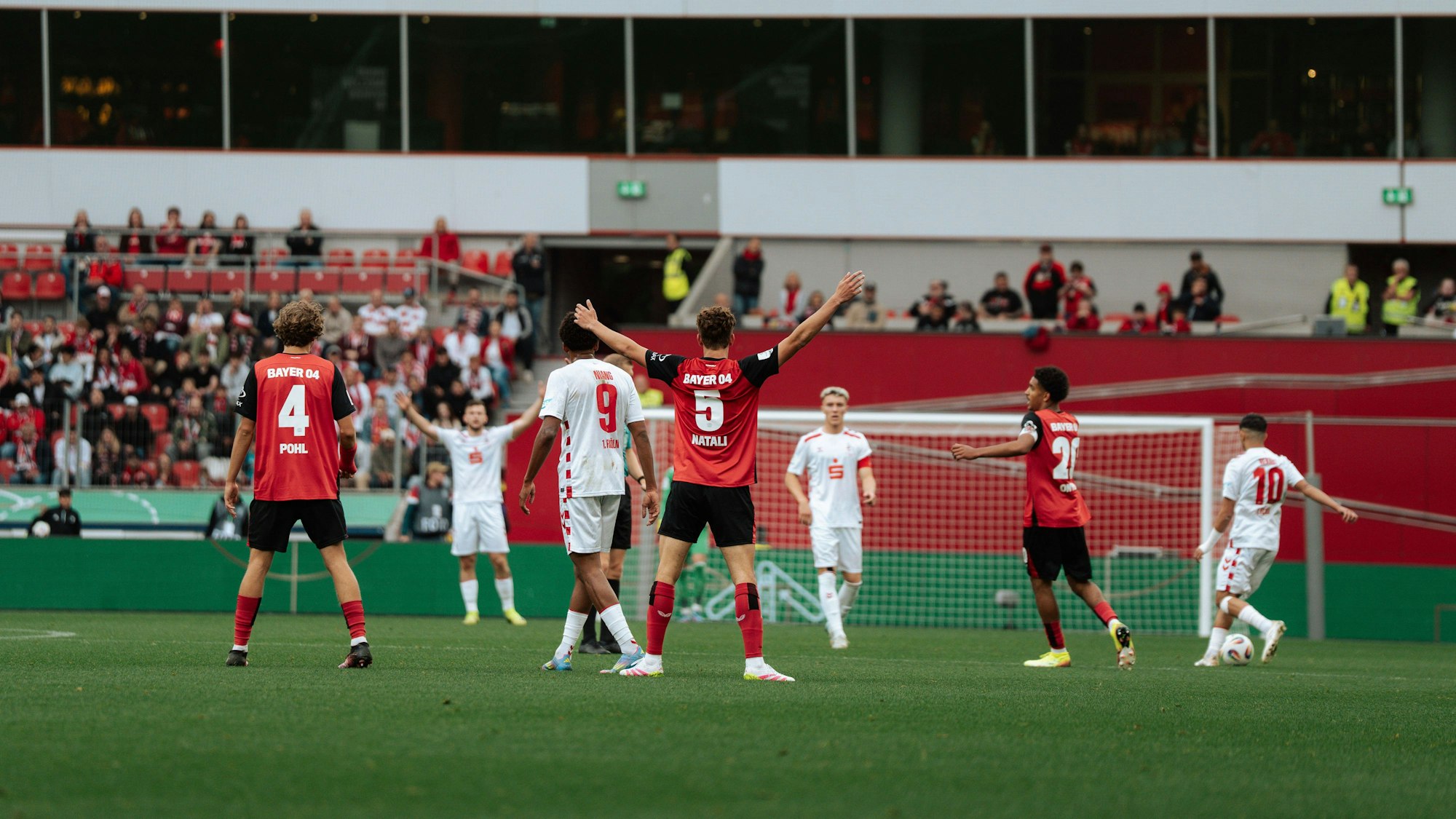 Leverkusens Andrea Natali (m.) im Finale der U19-Meisterschaft gegen den 1. FC Köln