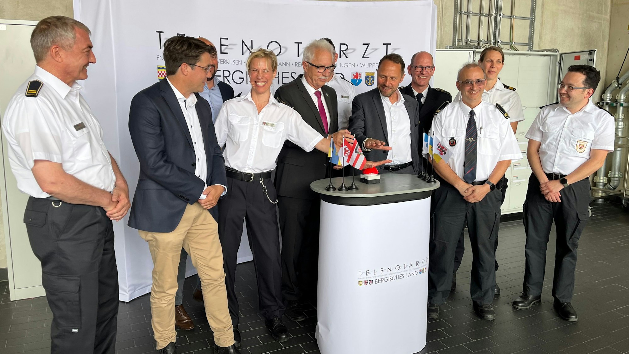 Menschen drücken Startknopf