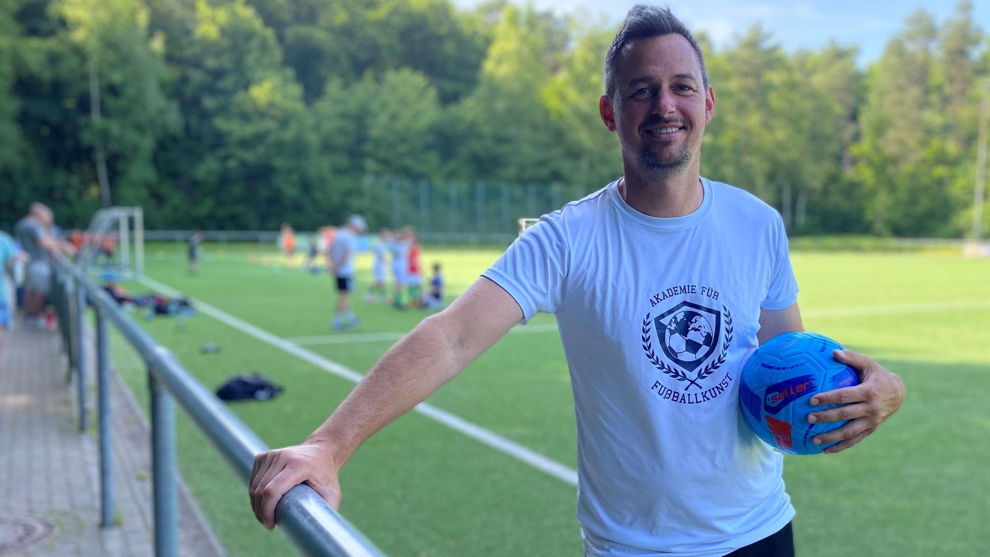 Zu sehen ist Yaschar Hayitt. Er hält einen Fußball in der Hand.