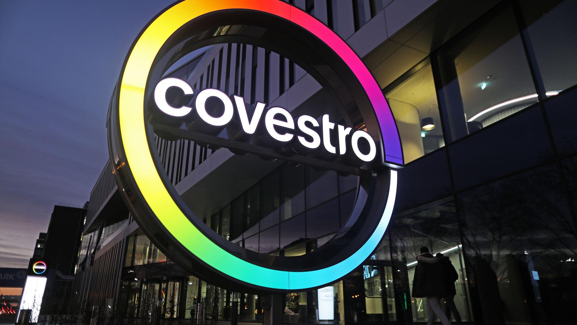 Das Logo des Kunststoffkonzerns Covestro leuchtet vor der Unternehmenszentrale am Chempark Leverkusen.