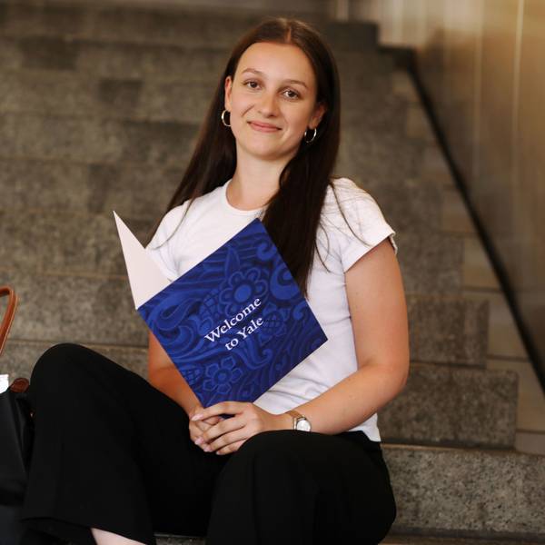 20.06.2025, Köln: Der Moment: Die Kölner Abiturientin Ceyda Cipa hat zahlreiche Stipendien erhalten. Nun auch eine für die Uni Yale. Foto: Arton Krasniqi