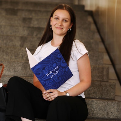 20.06.2025, Köln: Der Moment: Die Kölner Abiturientin Ceyda Cipa hat zahlreiche Stipendien erhalten. Nun auch eine für die Uni Yale. Foto: Arton Krasniqi