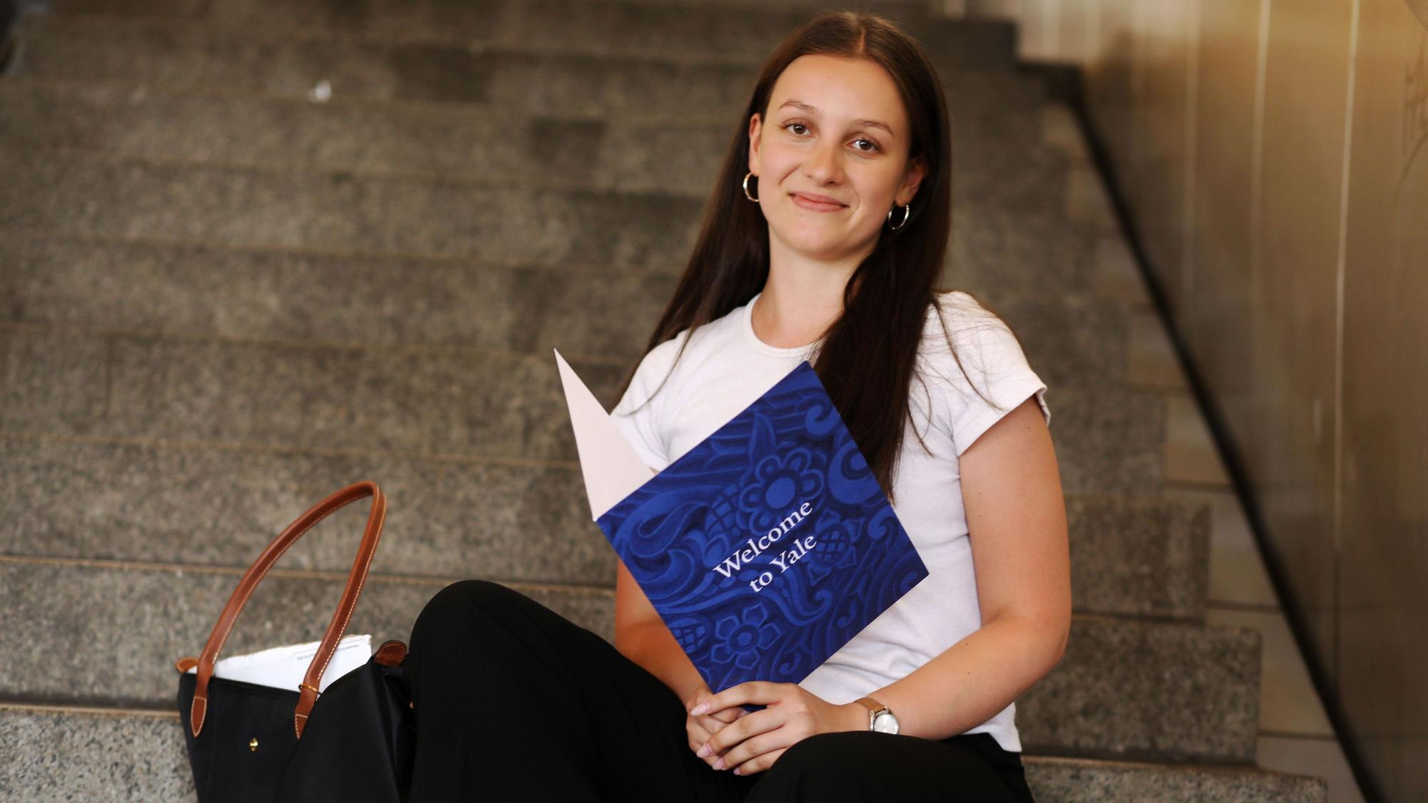 20.06.2025, Köln: Der Moment: Die Kölner Abiturientin Ceyda Cipa hat zahlreiche Stipendien erhalten. Nun auch eine für die Uni Yale. Foto: Arton Krasniqi