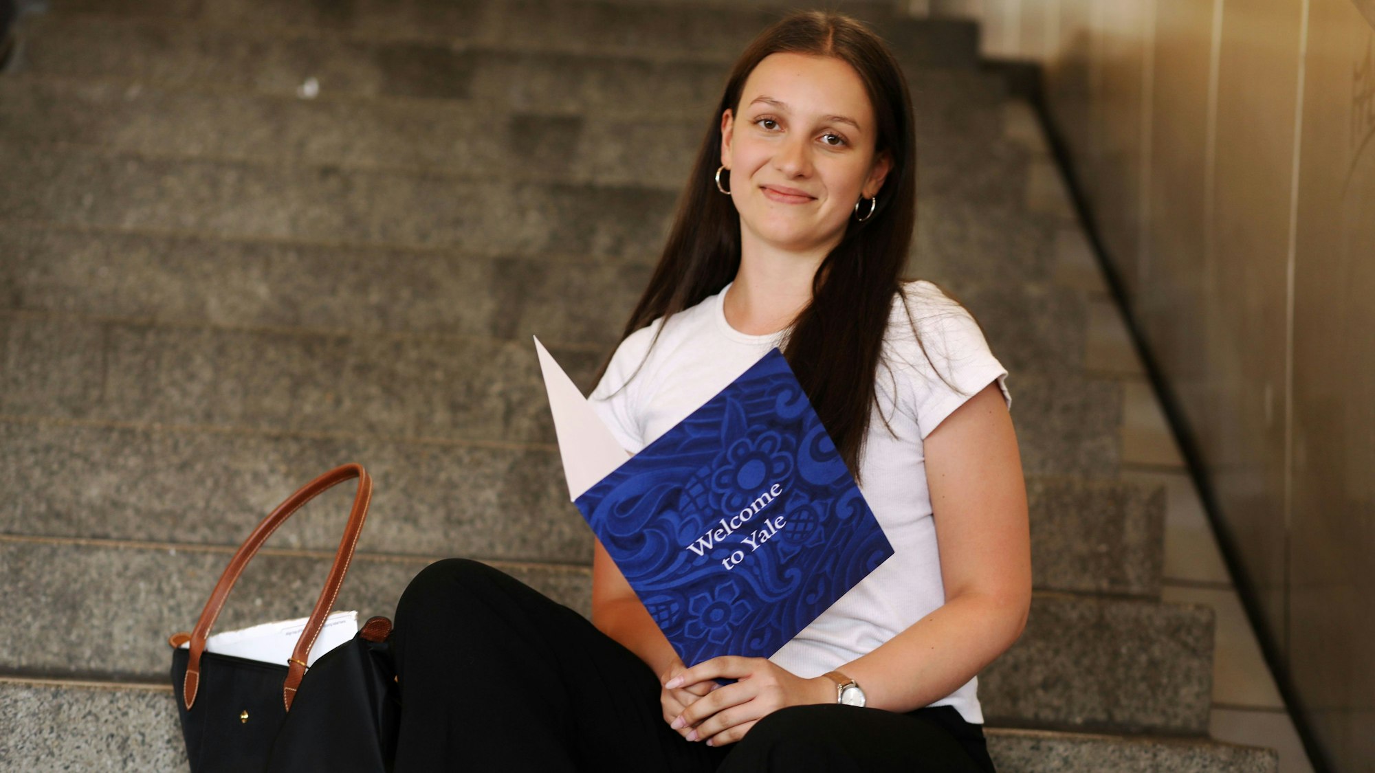20.06.2025, Köln: Der Moment: Die Kölner Abiturientin Ceyda Cipa hat zahlreiche Stipendien erhalten. Nun auch eine für die Uni Yale. Foto: Arton Krasniqi
