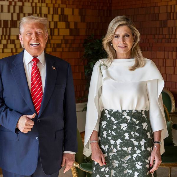US-Präsident Donald Trump (m) steht mit dem niederländischen König Willem-Alexander und dessen Ehefrau Königin Máxima im Paleis Huis den Bosch vor der Teilnahme an einem NATO-Gipfel in Den Haag.