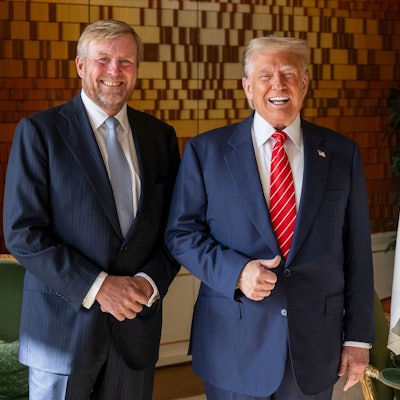 US-Präsident Donald Trump (m) steht mit dem niederländischen König Willem-Alexander und dessen Ehefrau Königin Máxima im Paleis Huis den Bosch vor der Teilnahme an einem NATO-Gipfel in Den Haag.
