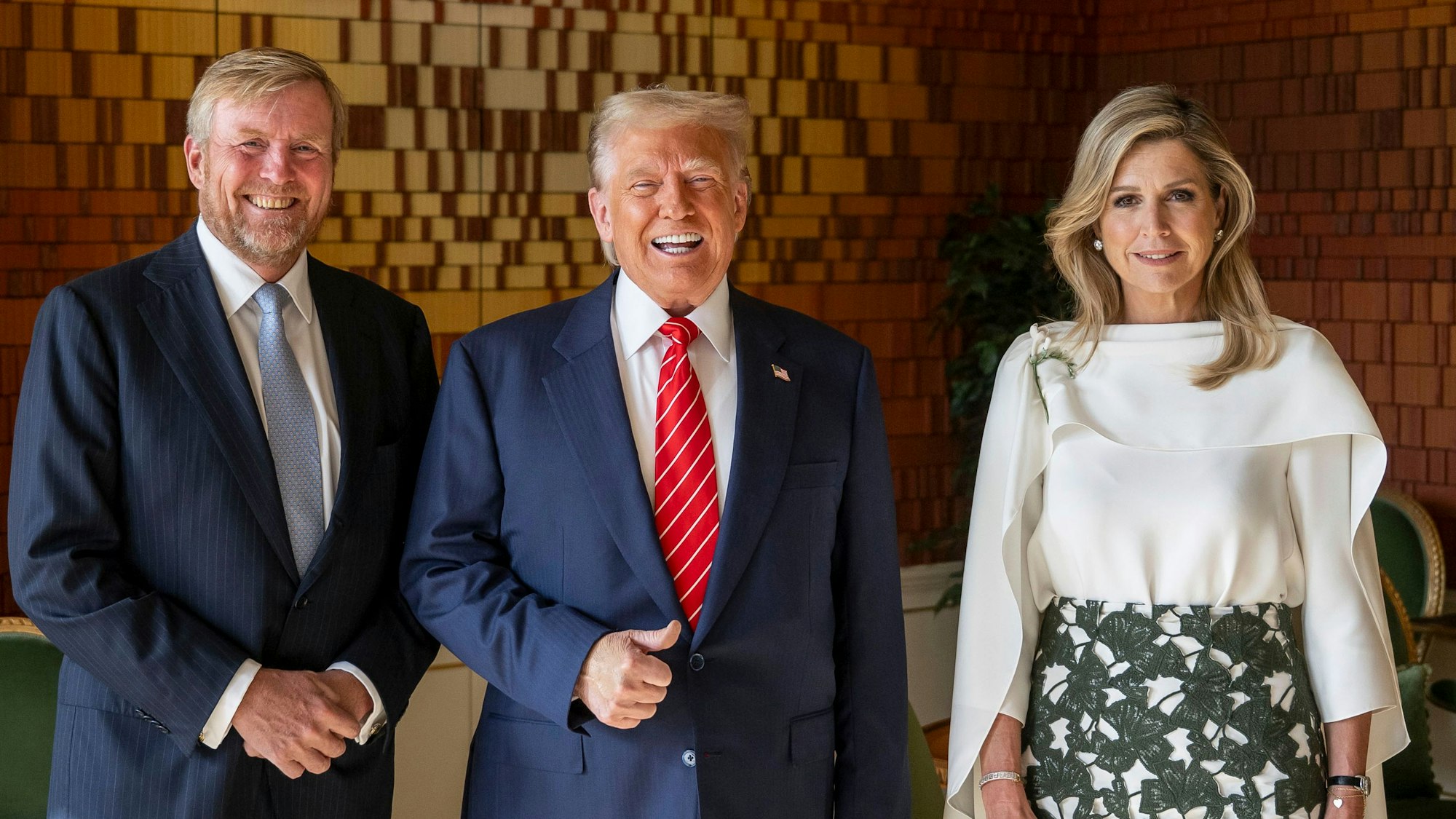 US-Präsident Donald Trump (M) steht mit dem niederländischen König Willem Alexander und der niederländischen Königin Máxima im Paleis Huis den Bosch vor der Teilnahme an einem NATO-Gipfel in Den Haag.