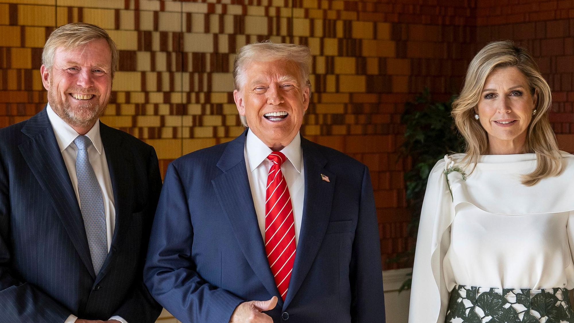 US-Präsident Donald Trump (m) steht mit dem niederländischen König Willem-Alexander und dessen Ehefrau Königin Máxima im Paleis Huis den Bosch vor der Teilnahme an einem NATO-Gipfel in Den Haag.