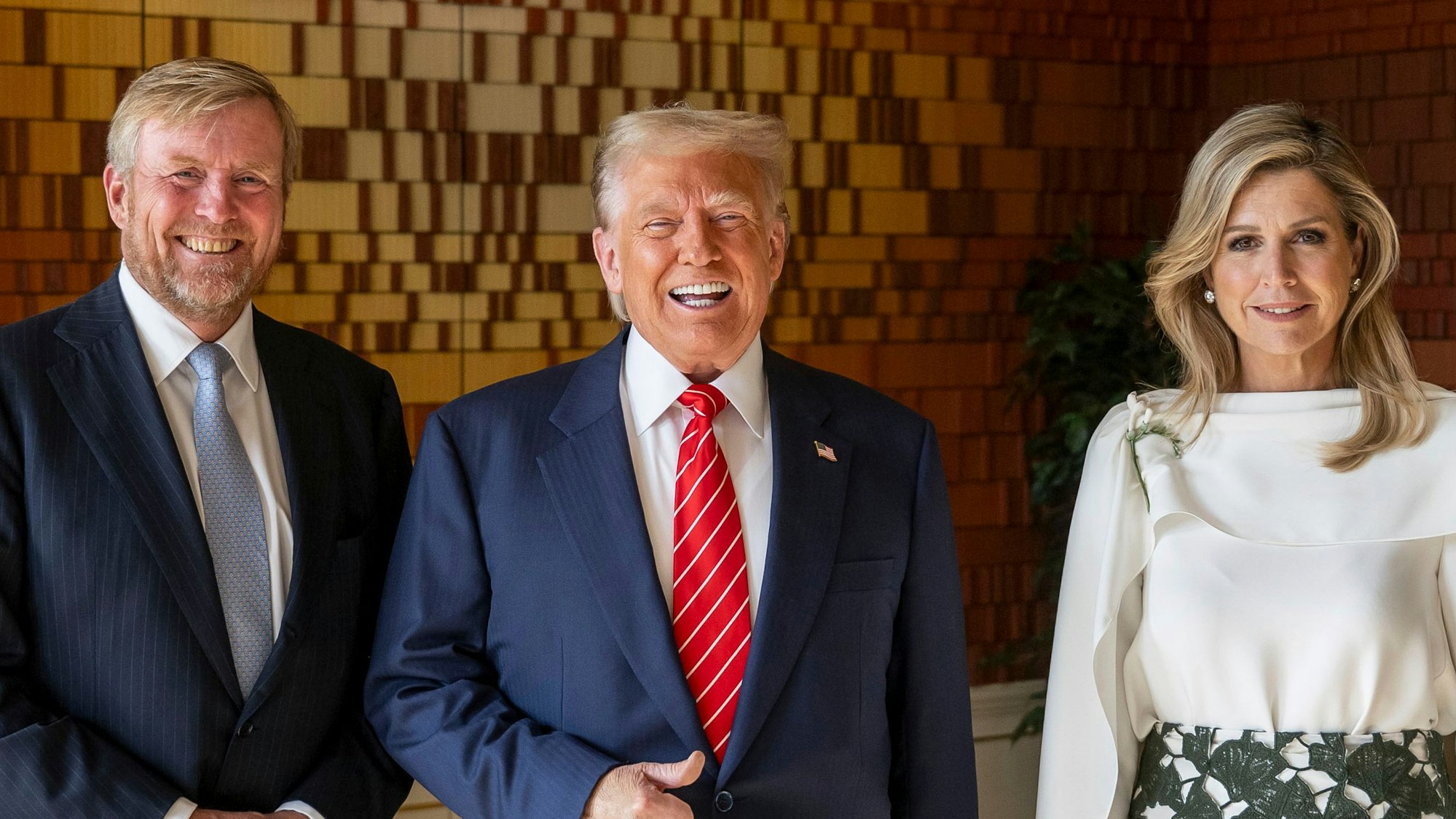 US-Präsident Donald Trump (m) steht mit dem niederländischen König Willem-Alexander und dessen Ehefrau Königin Máxima im Paleis Huis den Bosch vor der Teilnahme an einem NATO-Gipfel in Den Haag.