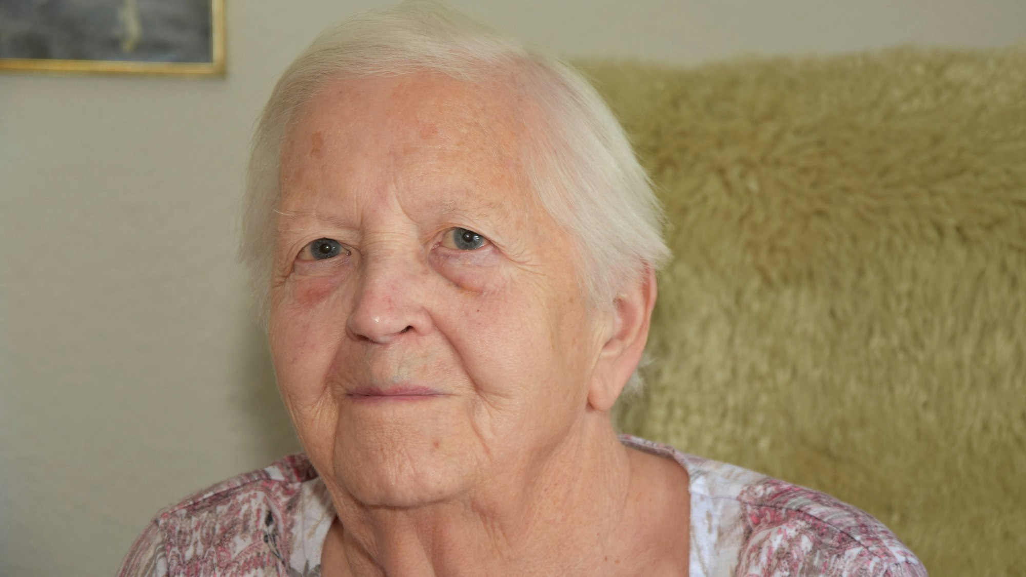 Das Foto zeigt eine Seniorin.