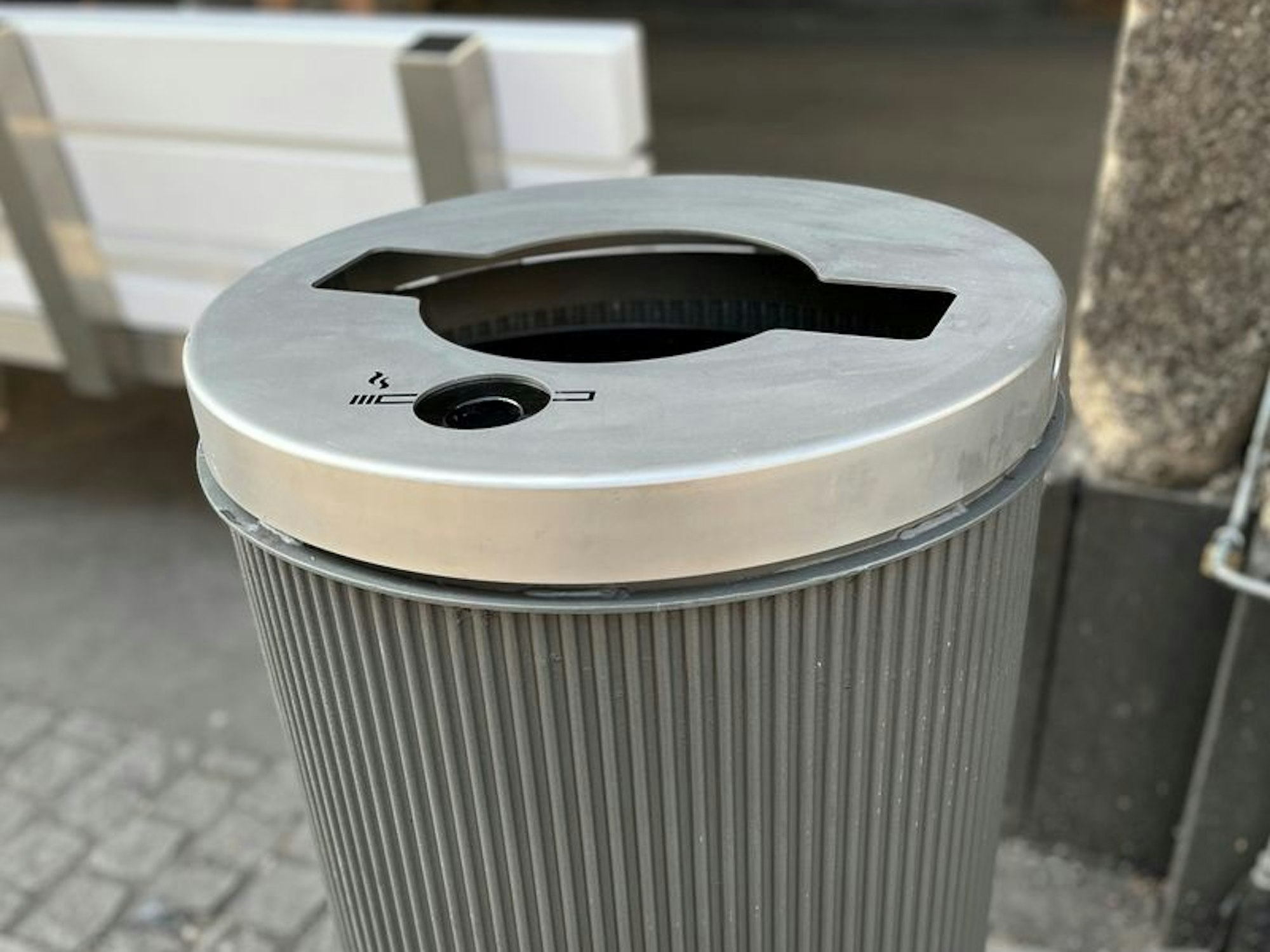 Der zu beiden Seiten hin vergrößerte Schlitz soll den Einwurf von Pizza-Kartons erleichtern.