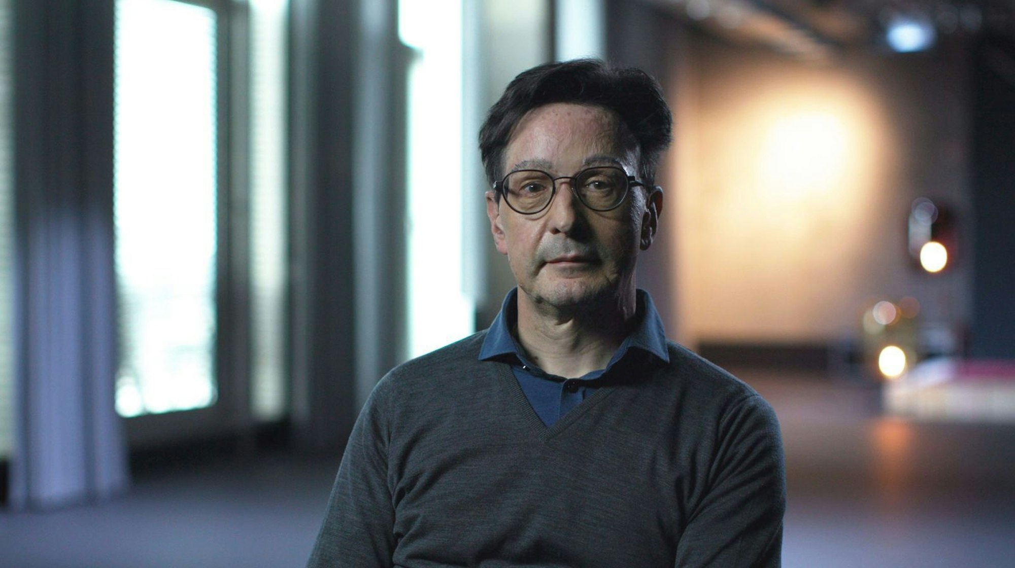 Manager Dr. Bernhard Günther erzählt vom Säureangriff, der im März 2018 auf ihn verübt wurde. Bis heute ist ungeklärt, wer die Tat beauftragt hat. (Bild: SWR/DOKFILM/Martin Christ)