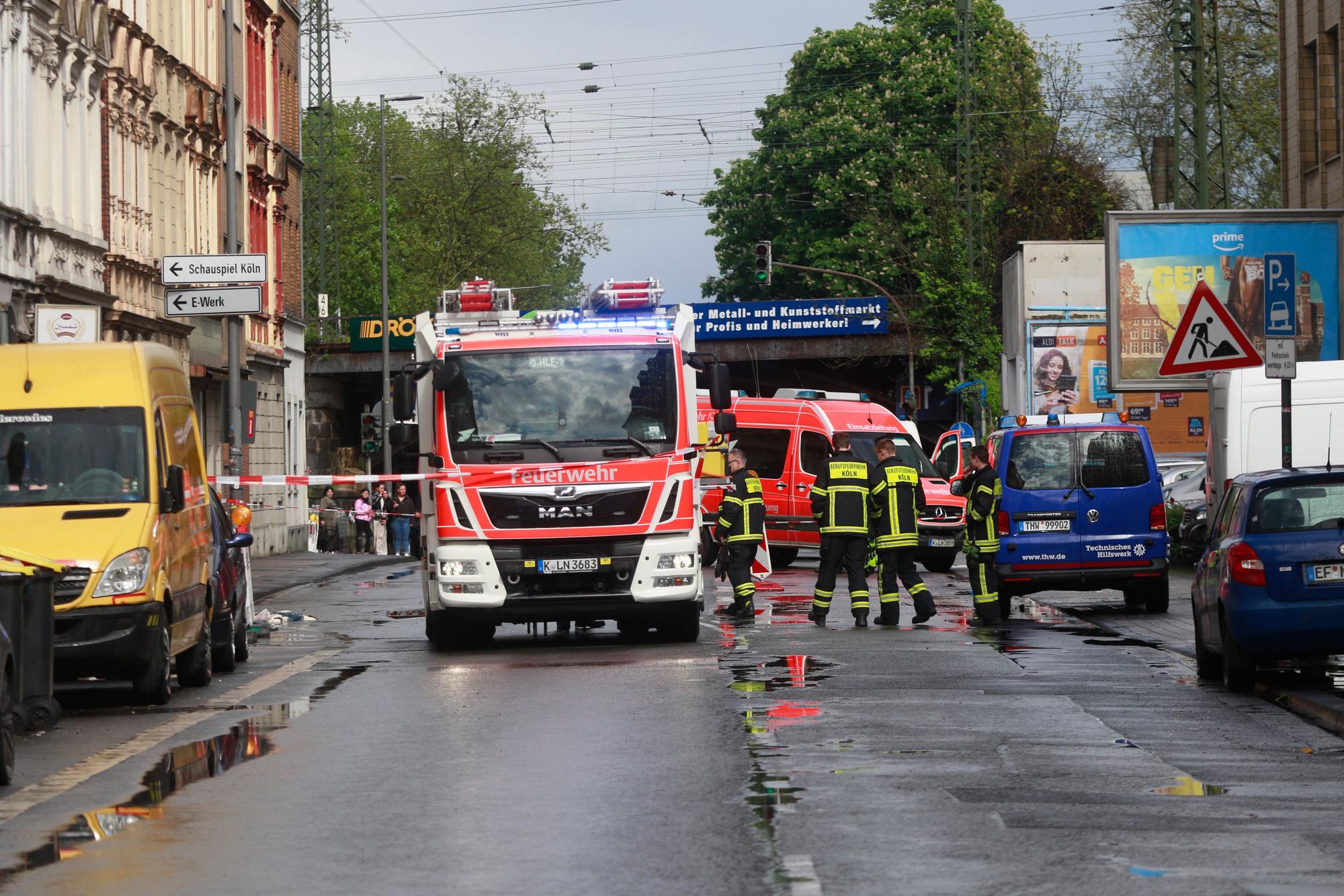 Die Straße musste nach der Explosion gesperrt werden.