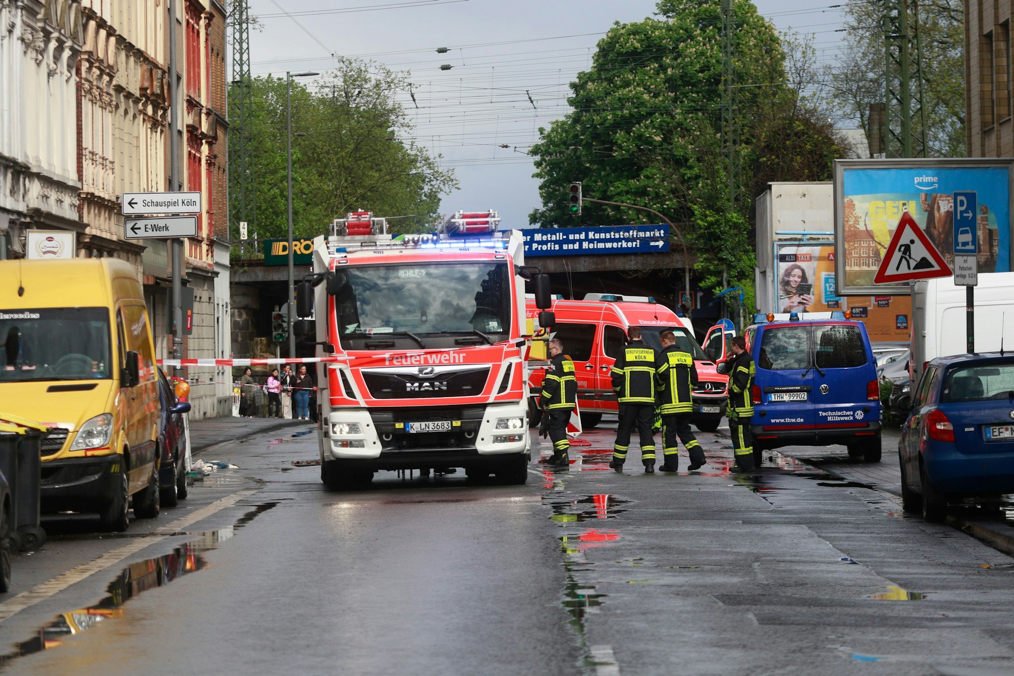 Die Straße musste nach der Explosion gesperrt werden.