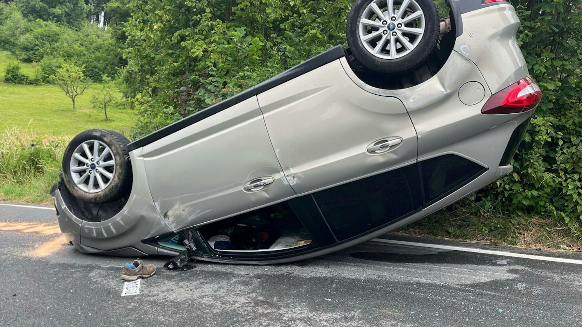 Pkw überschlägt sich nach Sekundenschlaf - Fahrer leicht verletzt